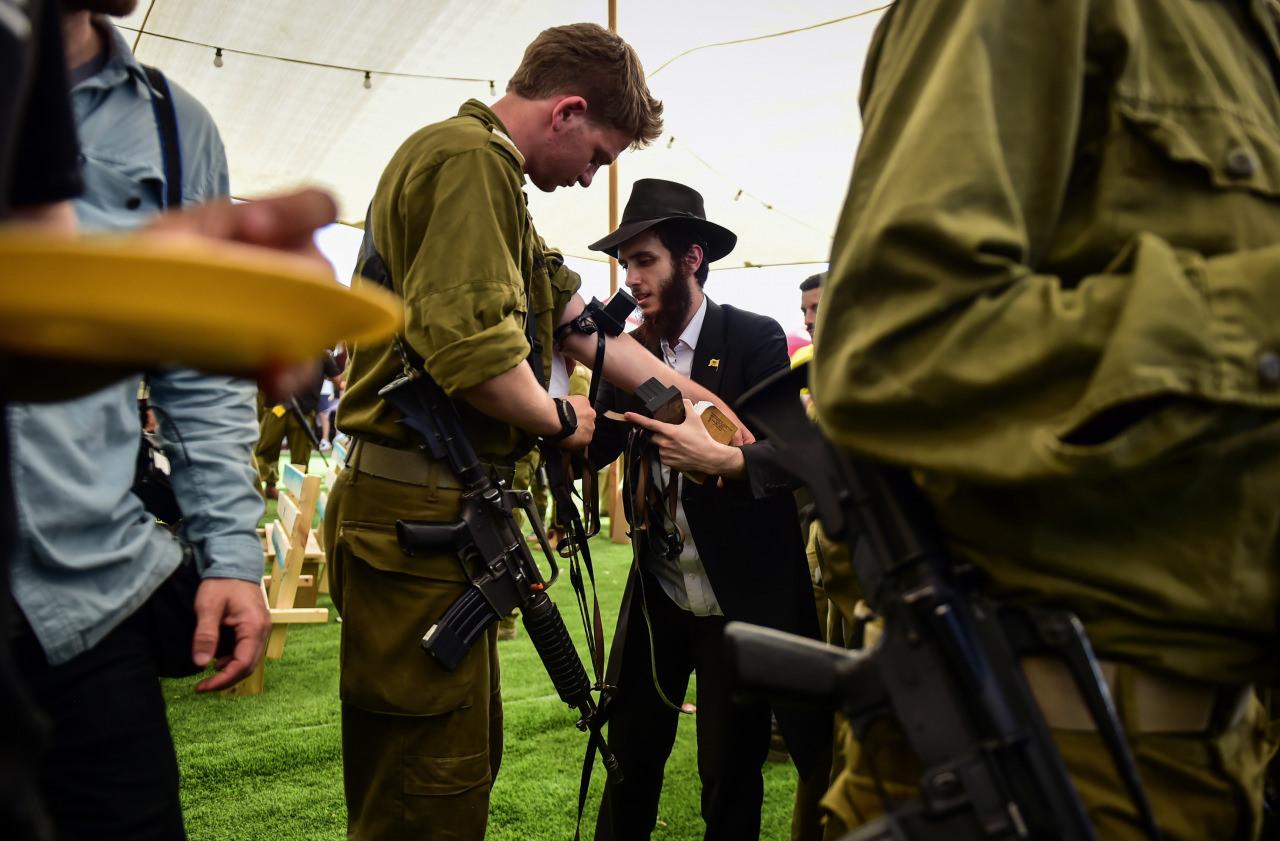 Ultra Ortodoks Harediler, İsrailli askerlere tefilin giydirip dua okuttu