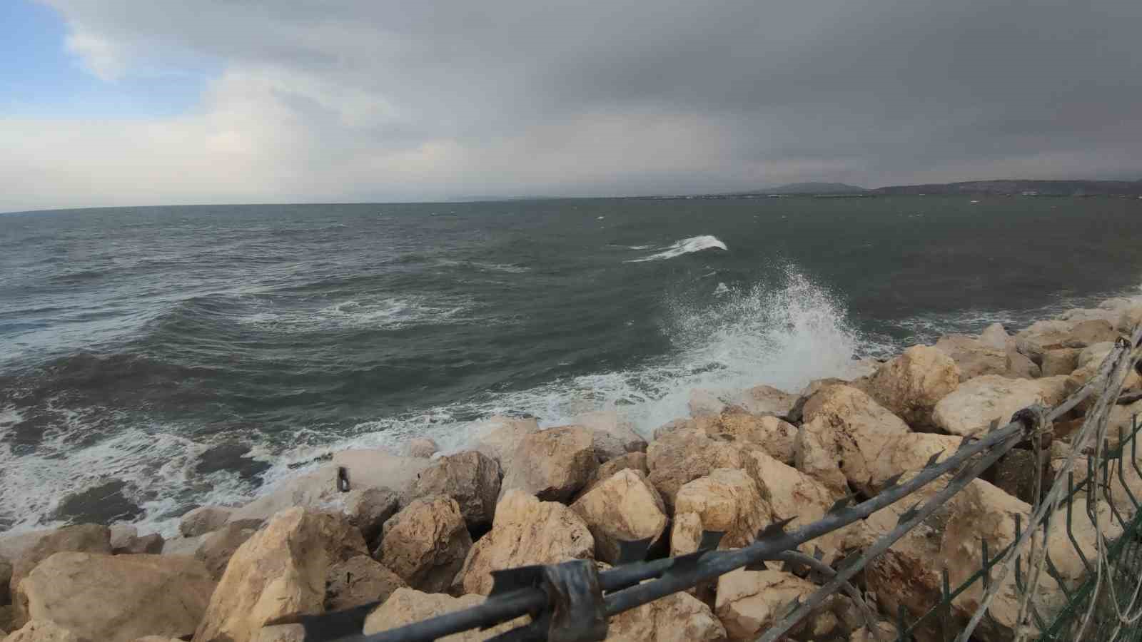 Fırtına Van Gölü’nde dev dalgalar oluşturdu