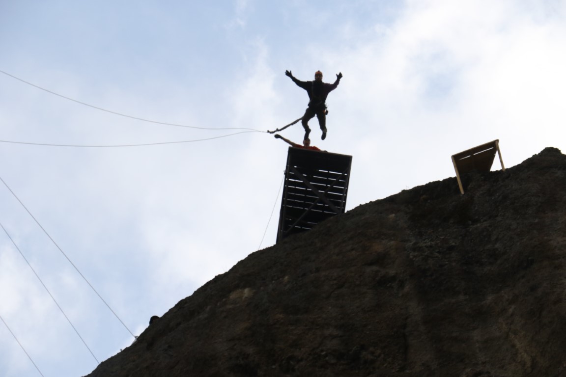 Adrenalin tutkunları, 70 metreden kendilerini boşluğa bıraktı
