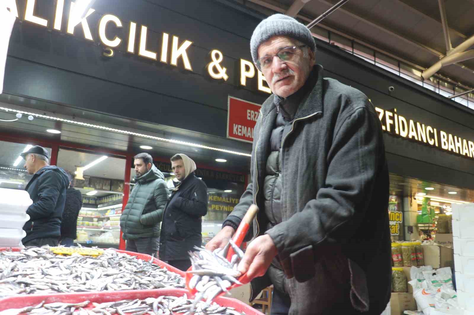 Üç farklı denizden geliyor, her çeşit balık satılıyor