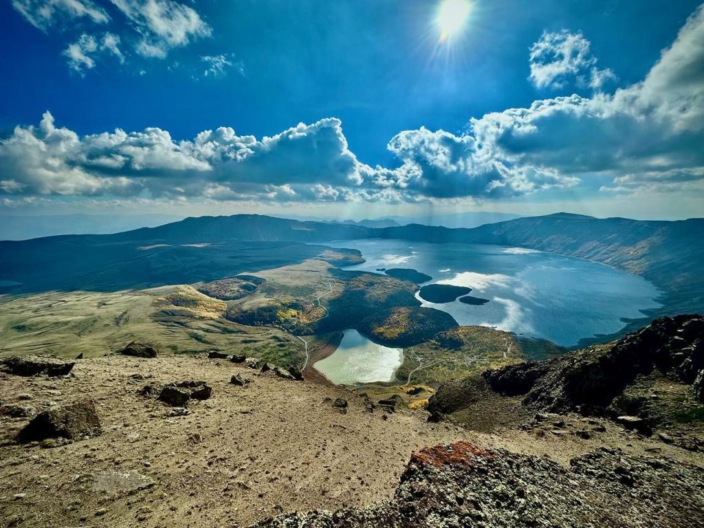 Vanlı 40 dağcı Nemrut Krater Gölü’nde unutulmaz bir gün yaşadı