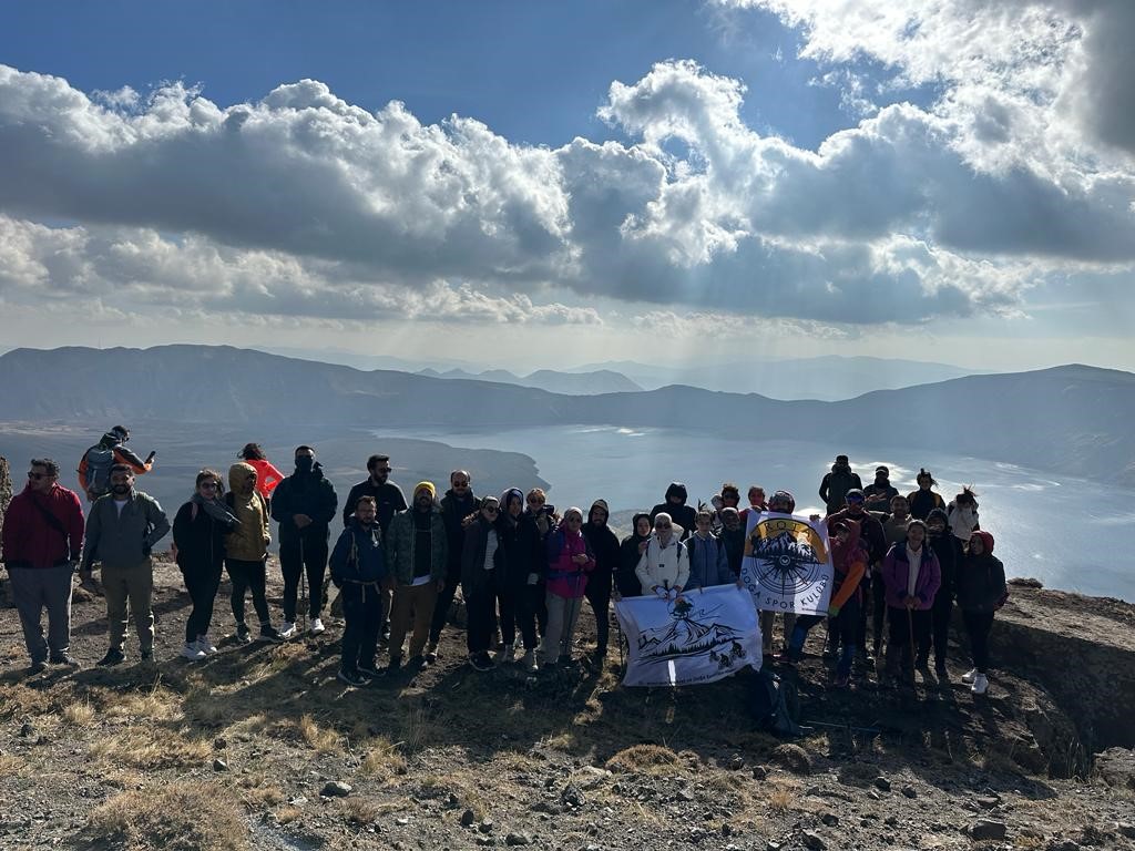 Vanlı 40 dağcı Nemrut Krater Gölü’nde unutulmaz bir gün yaşadı