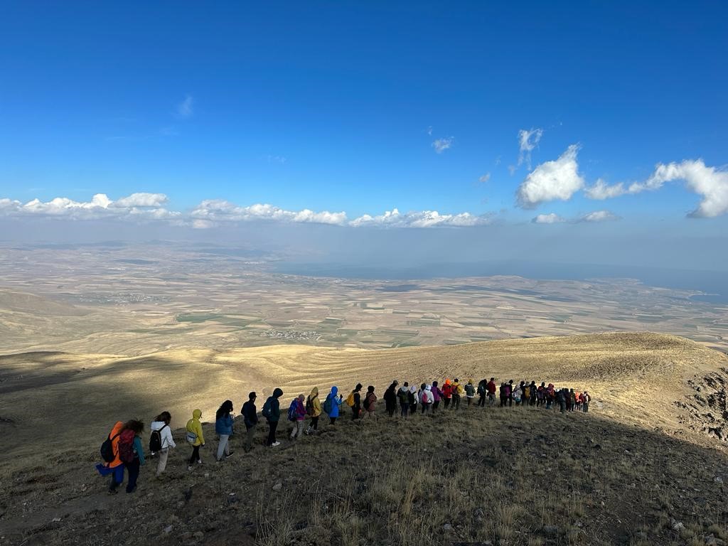 Vanlı 40 dağcı Nemrut Krater Gölü’nde unutulmaz bir gün yaşadı