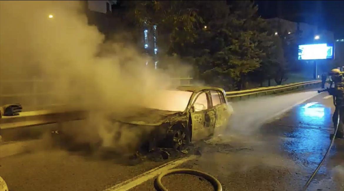 Ümraniye'de otomobil alev alev yandı