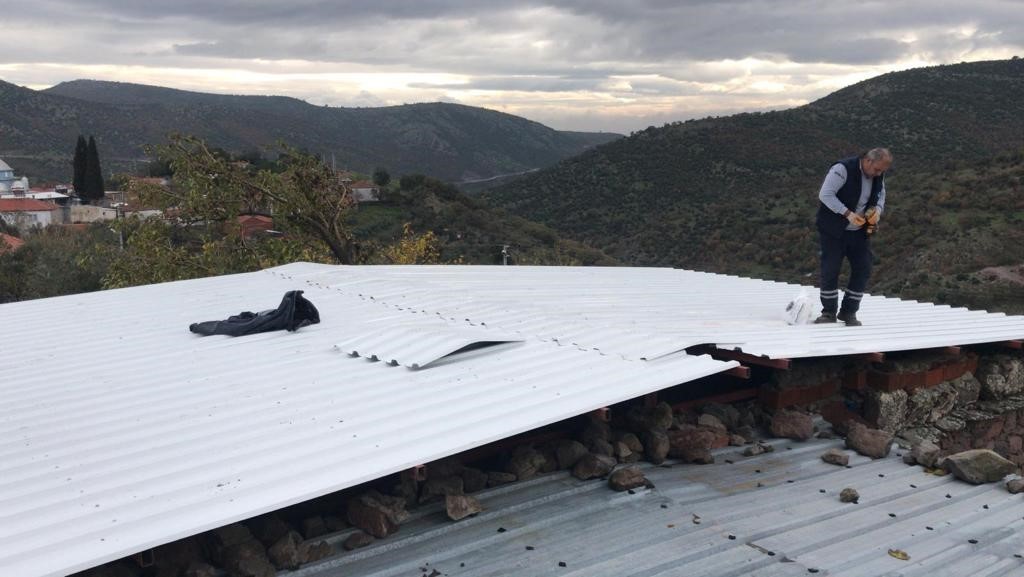 Evlerinin çatısı uçan ailenin imdadına Yunusemre Belediyesi yetişti