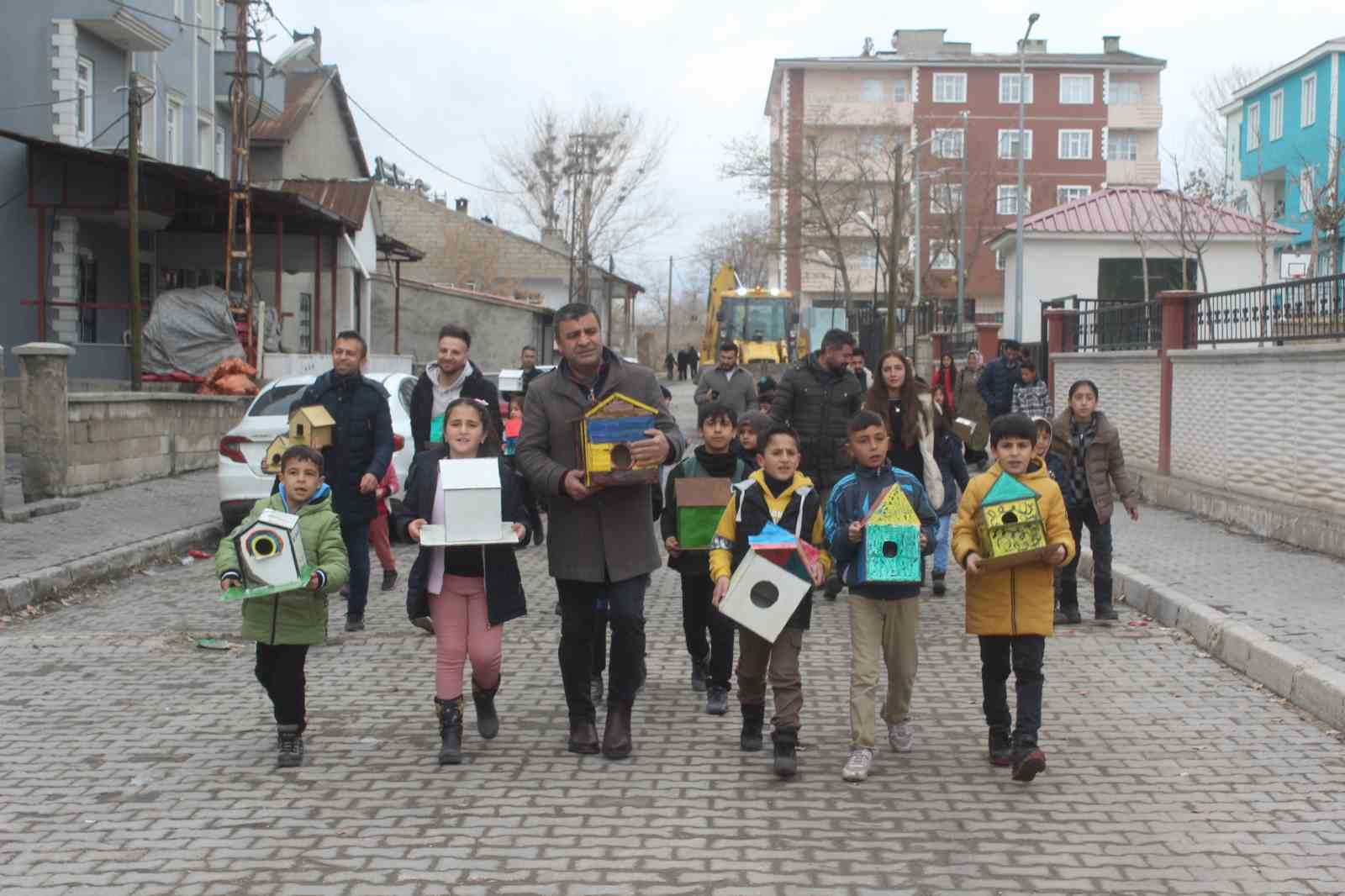 Özalpli öğrenciler 150 kuş evi yaparak çeşitli noktalara bıraktı