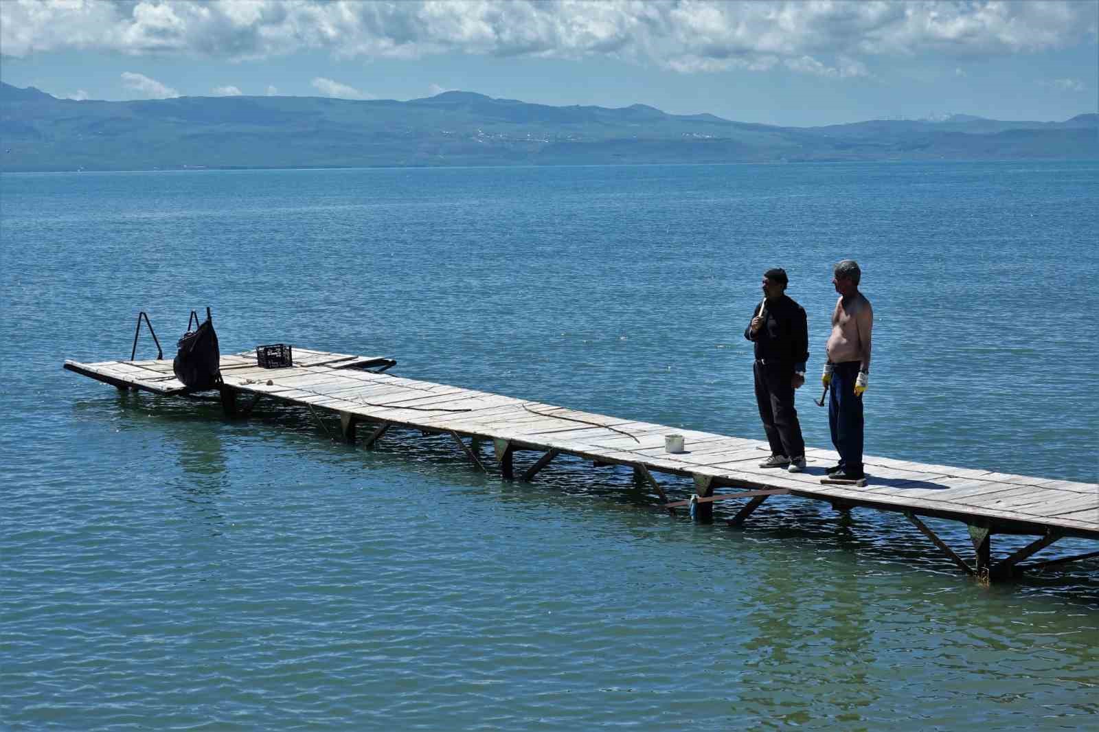Suların çekildiği Van Gölü Erciş sahilleri fotoğrafçıları şaşırttı