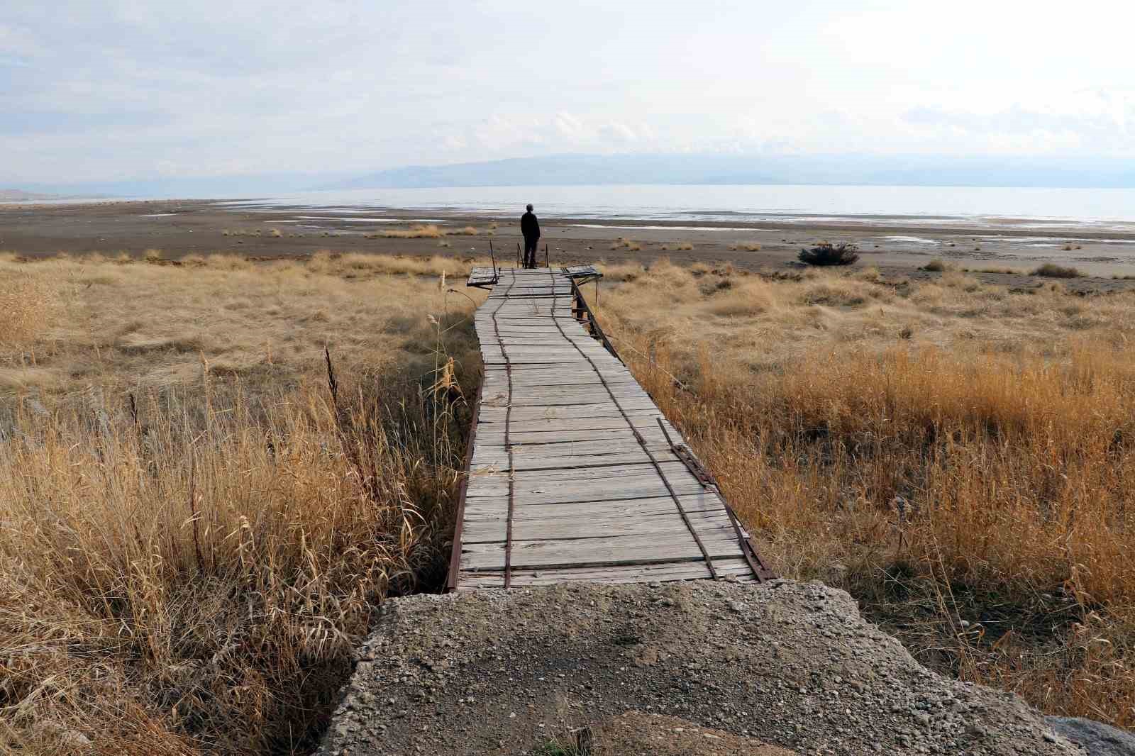 Suların çekildiği Van Gölü Erciş sahilleri fotoğrafçıları şaşırttı
