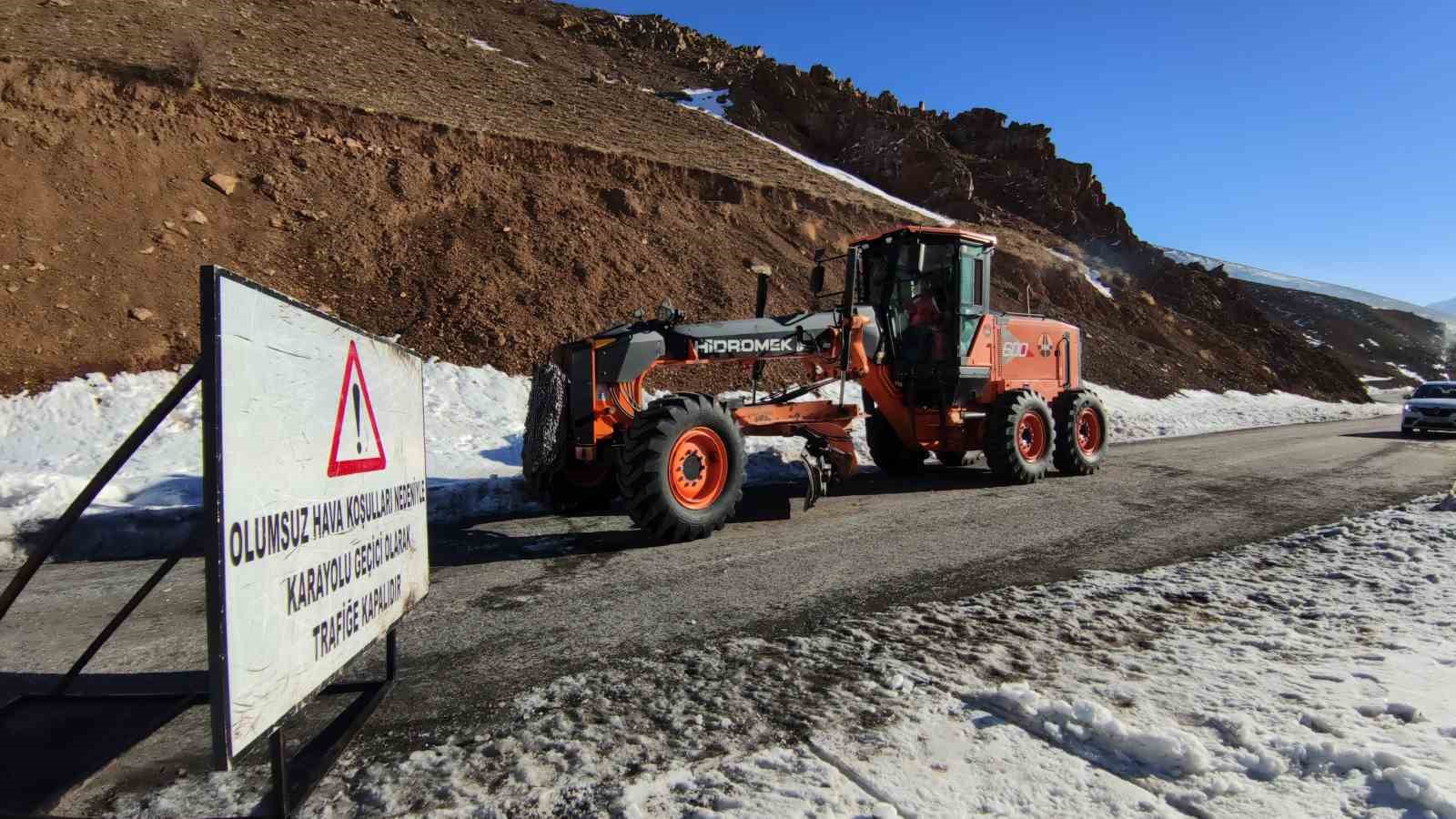 Van-Bahçesaray yolu ulaşıma açıldı, araç geçişi başlamadı