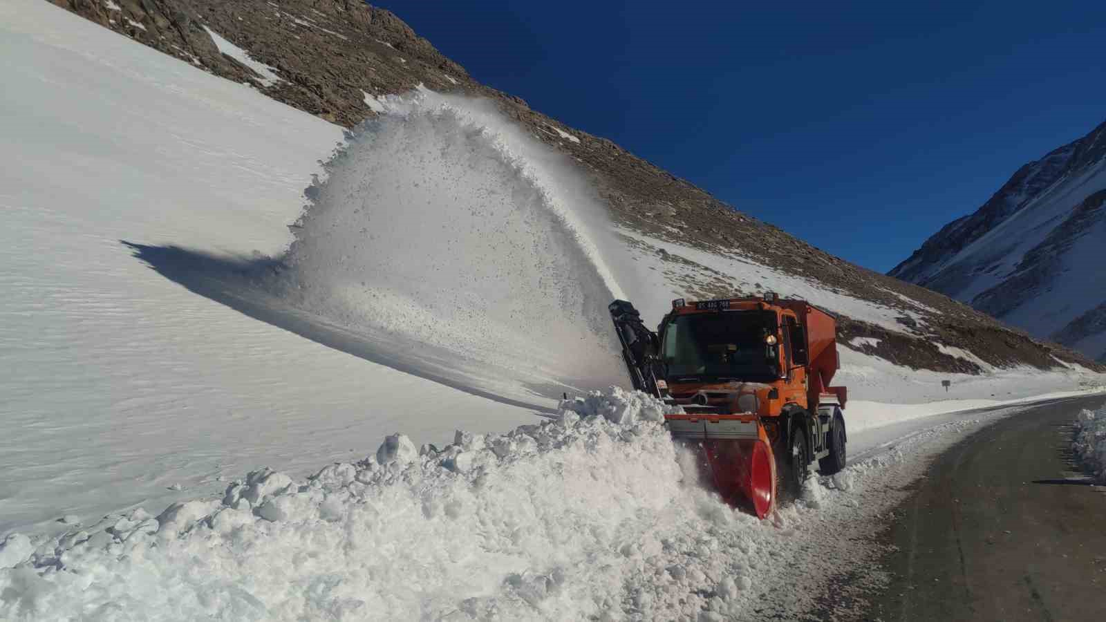 Van-Bahçesaray yolu ulaşıma açıldı, araç geçişi başlamadı