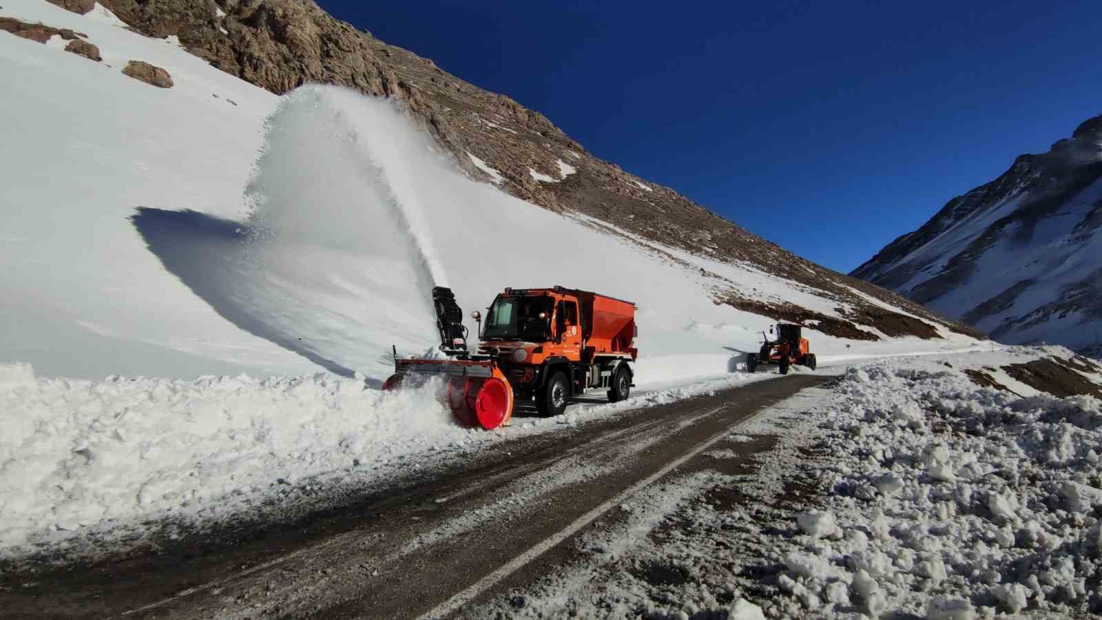 Van-Bahçesaray yolu ulaşıma açıldı, araç geçişi başlamadı