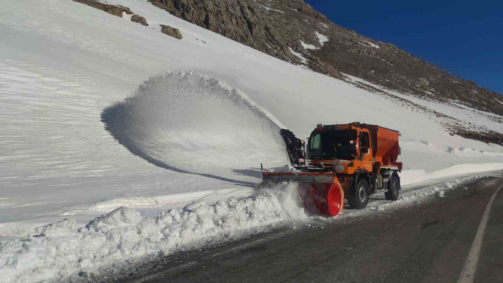 Van-Bahçesaray yolu ulaşıma açıldı, araç geçişi başlamadı