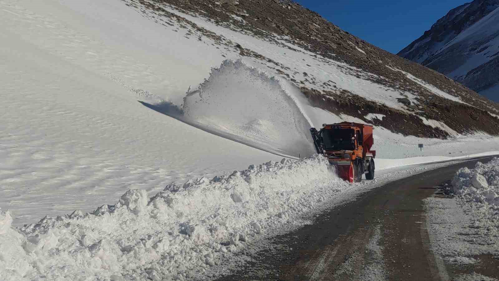 Van-Bahçesaray yolu ulaşıma açıldı, araç geçişi başlamadı