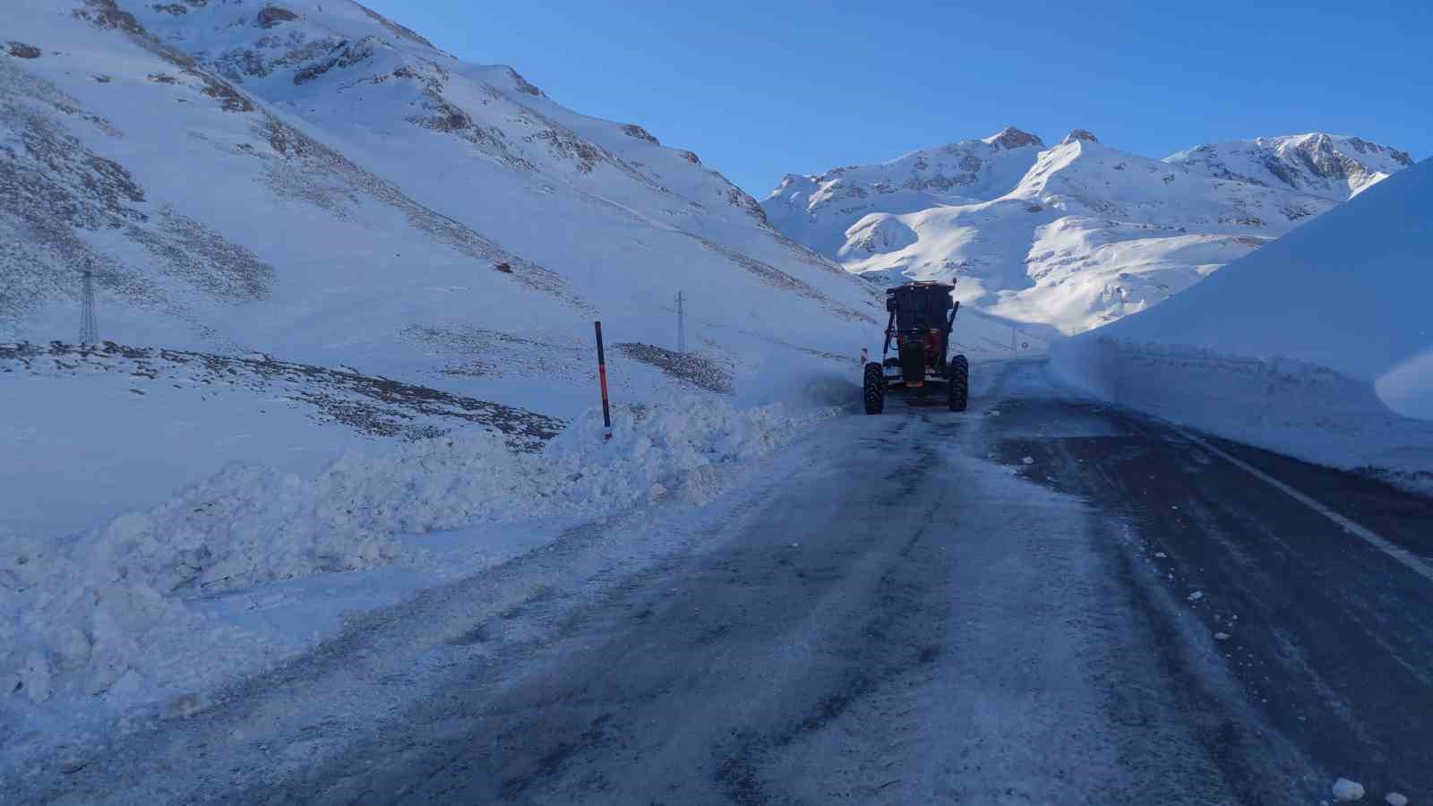 Van-Bahçesaray yolu ulaşıma açıldı, araç geçişi başlamadı