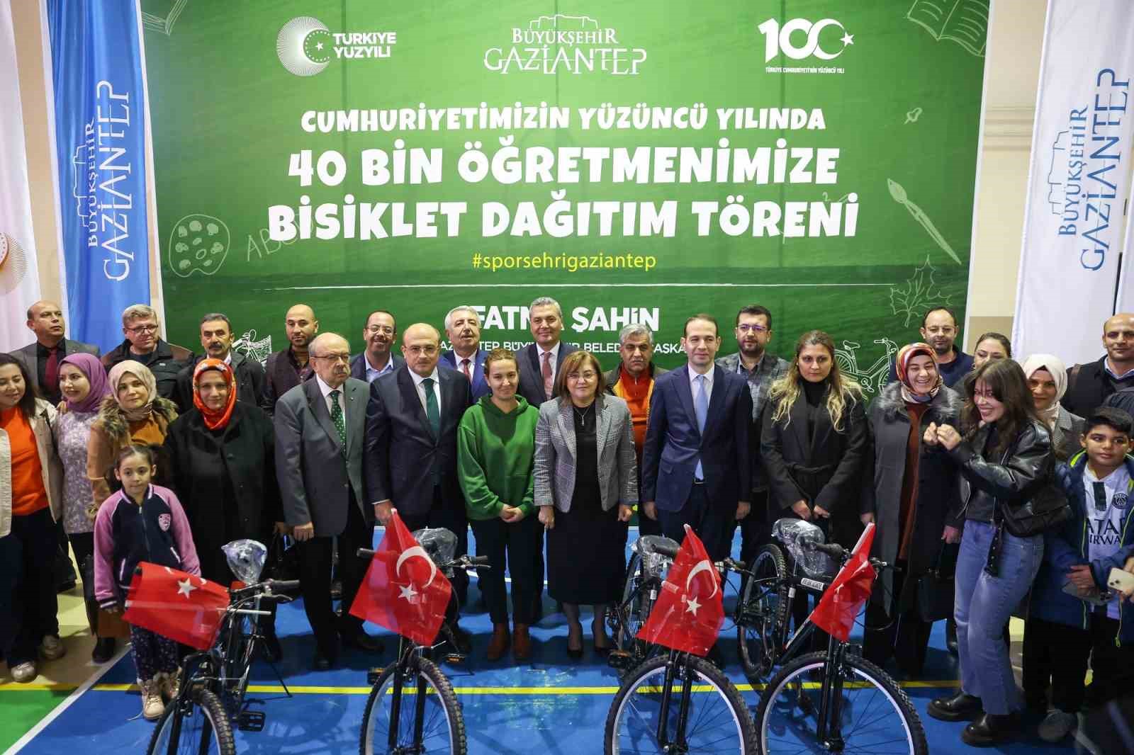 Büyükşehir, Nizip’te görev yapan öğretmenlere bisiklet dağıttı