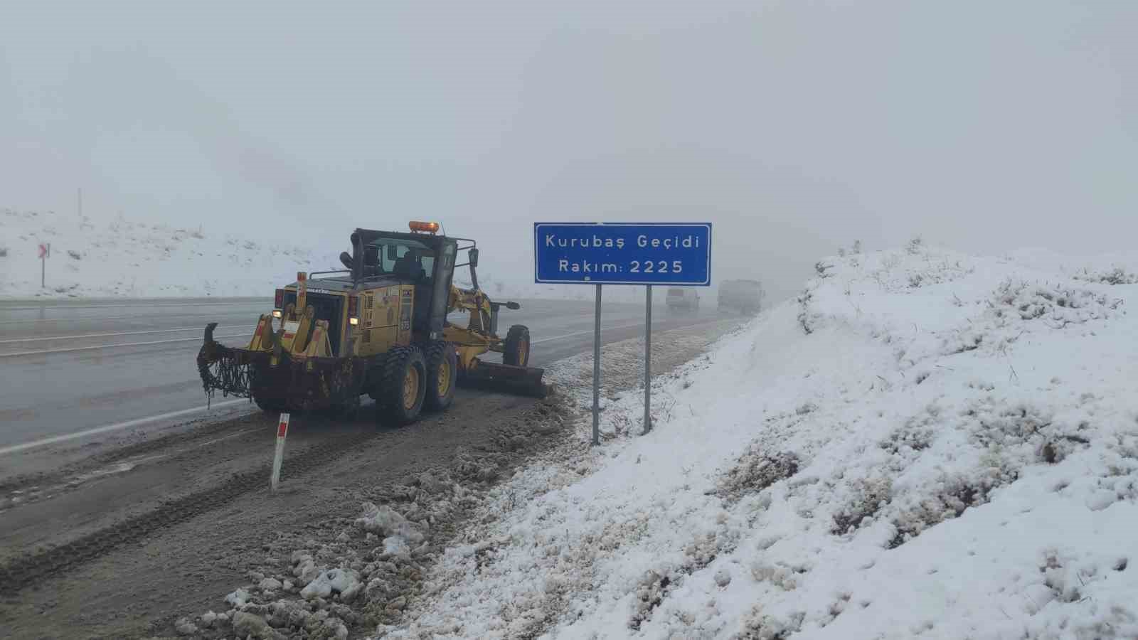 Van’da Kurubaş Geçidi’nde sis etkili oluyor