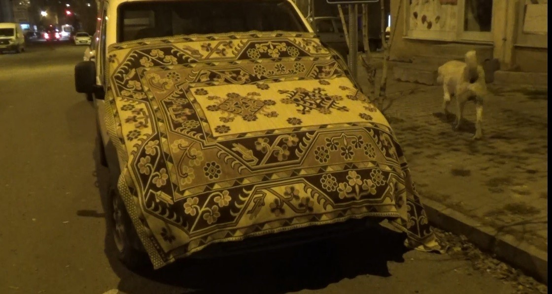 Kars’ta araçlara halılı, battaniyeli soğuk önlemi