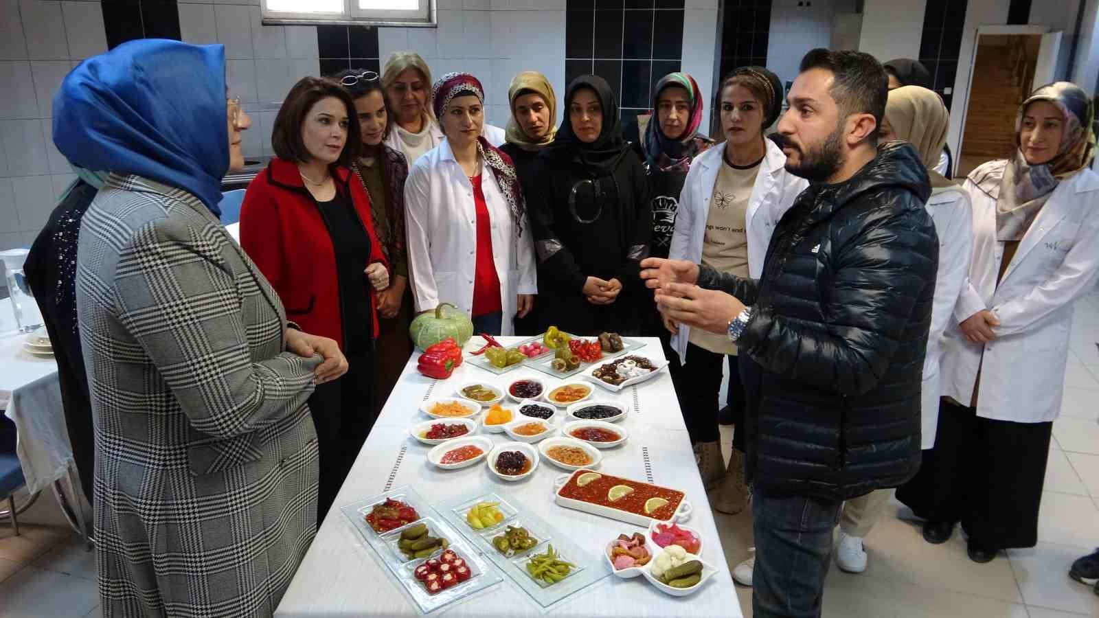 Kadın kursiyerlere uzman aşçılardan eğitim