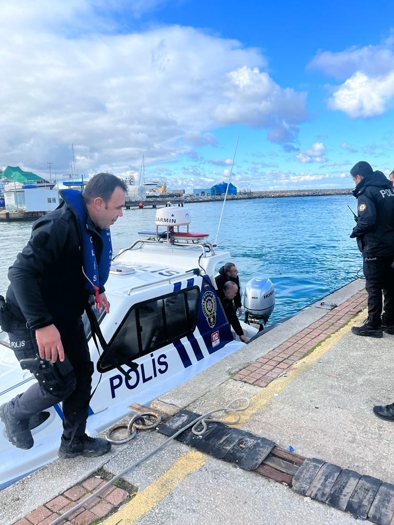 Yalova’da feribottan atlayan şahsı deniz polisi kurtardı