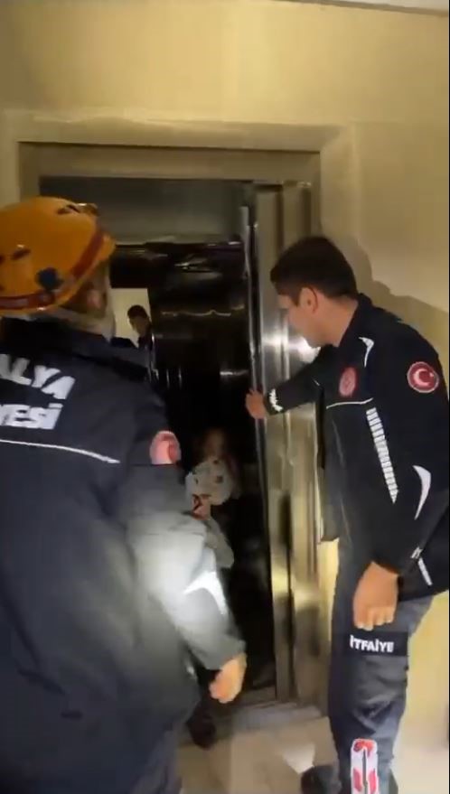 Mahsur kaldıkları asansörde panik yaşadılar, yardımlarına itfaiye ekipleri koştu