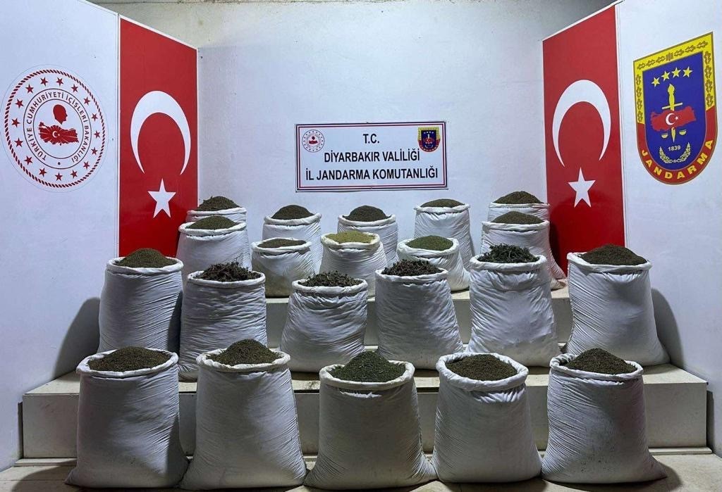 Diyarbakır’da 1 ton 148 kilogram esrar ve 606 kök kenevir bitkisi ele geçirildi