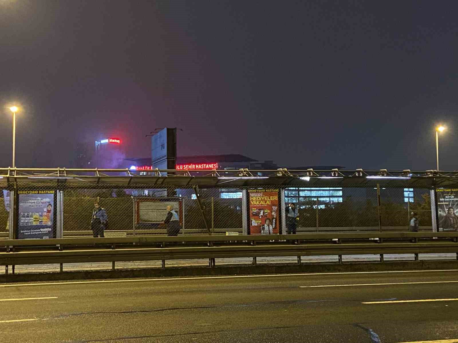 Okmeydanı’nda metrobüs reklam panosuna çarptı: 1 yaralı
