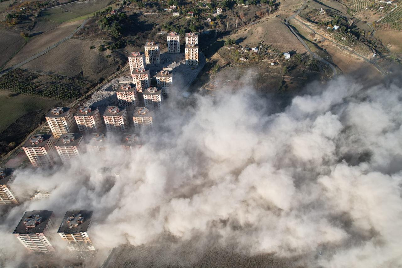 Kahramanmaraş'ta dinamit ile patlatılan binalar saniyeler içinde yıkıldı