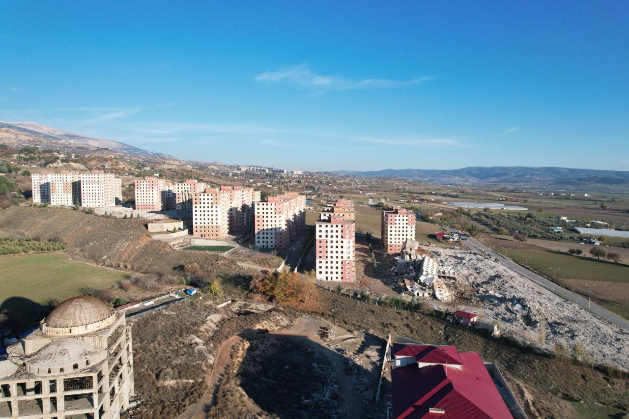 Kahramanmaraş'ta dinamit ile patlatılan binalar saniyeler içinde yıkıldı