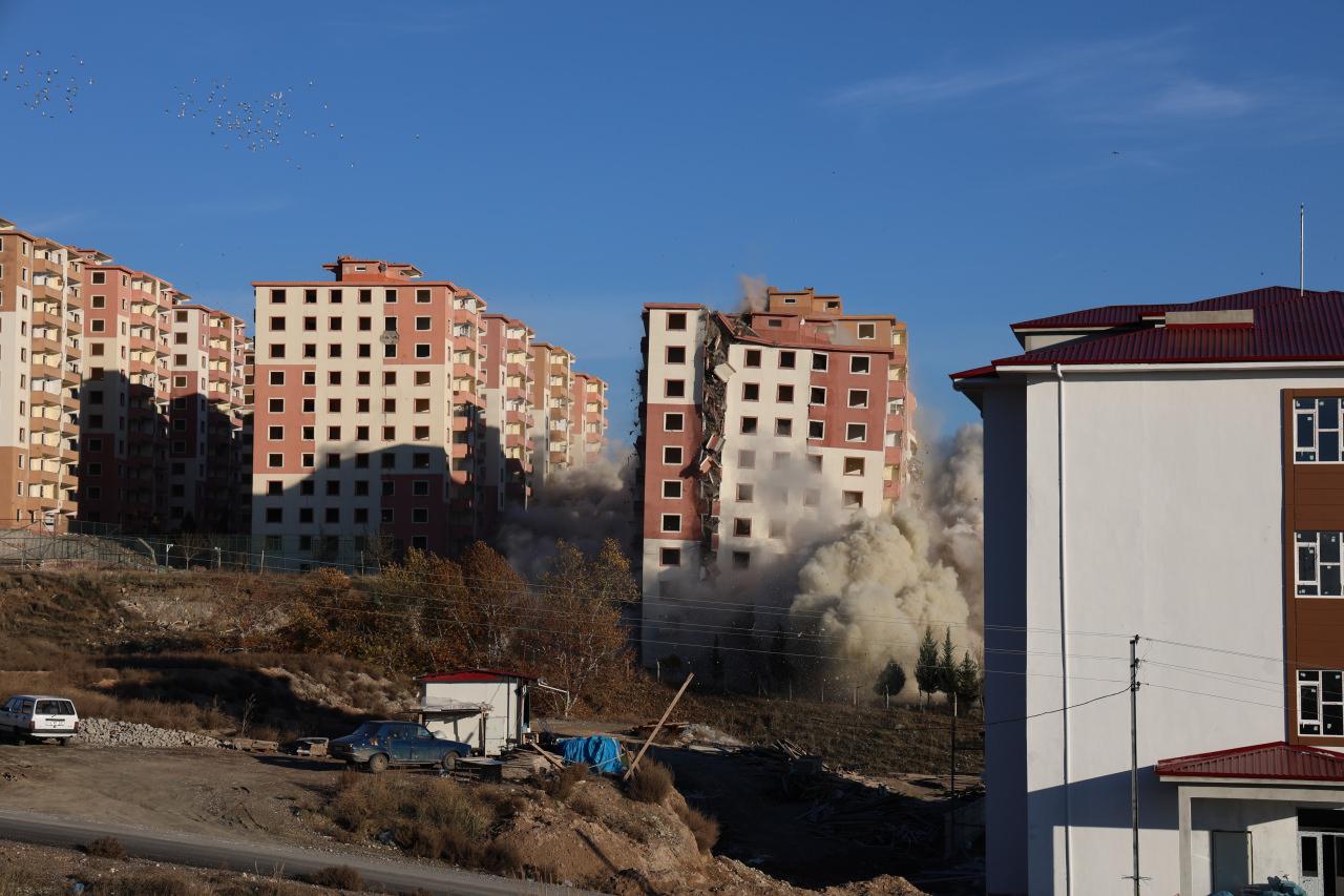 Kahramanmaraş'ta dinamit ile patlatılan binalar saniyeler içinde yıkıldı