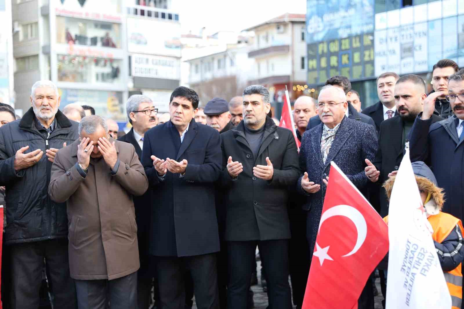 Iğdır’da dev Türk bayraklarıyla teröre lanet yürüyüşü yapıldı
