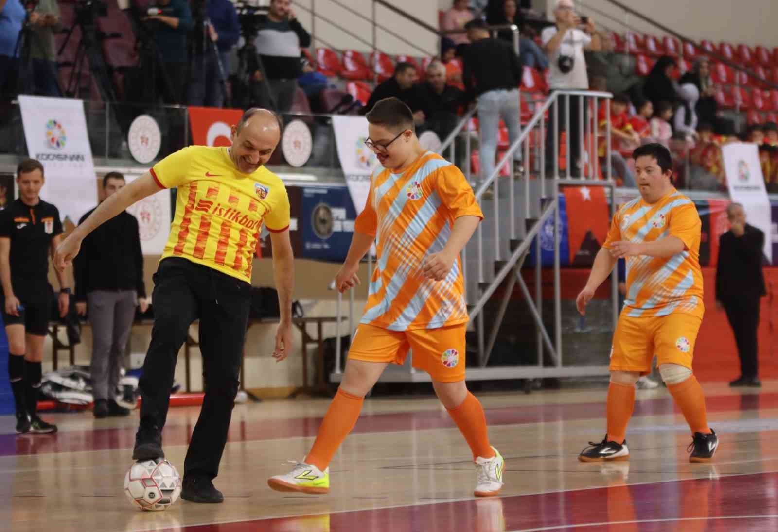Kayseri protokolü down sendromlu gençlerle futsal maçı yaptı