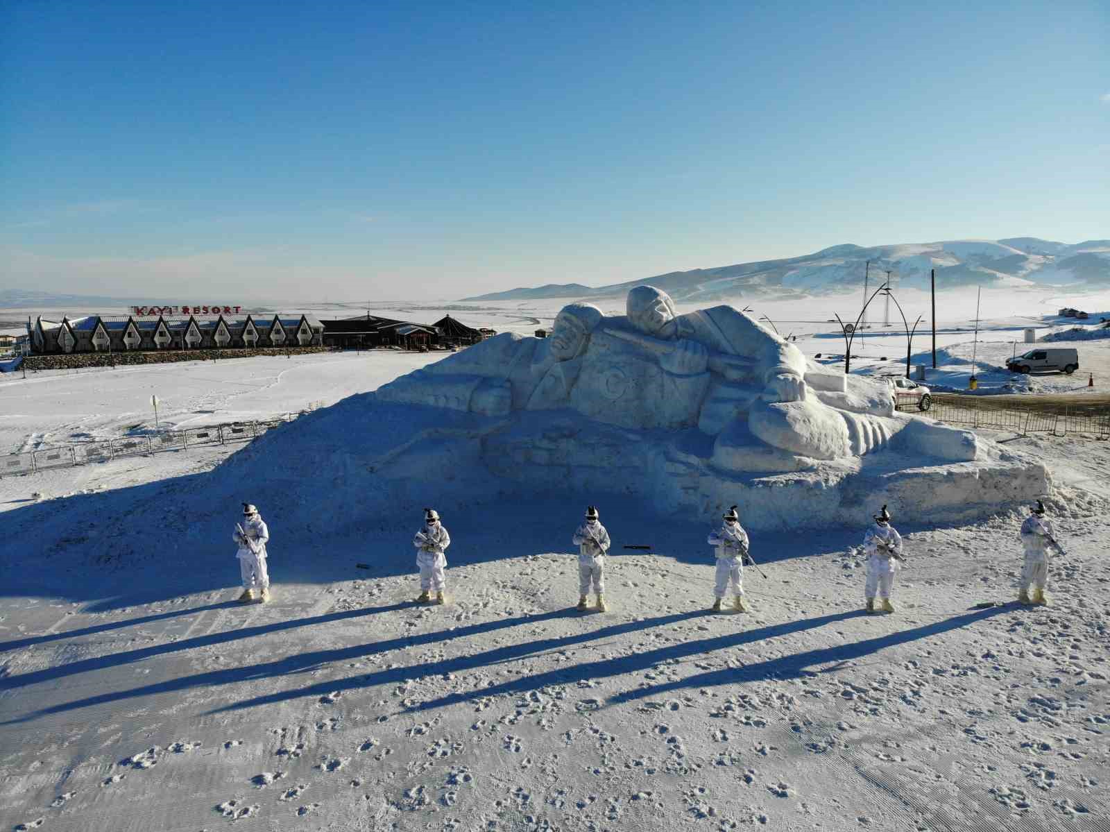 Sarıkamış’ta kardan şehit heykelleri taşınan karla yapılacak