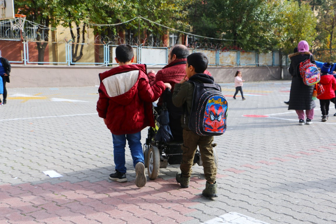 Herkes onu ’koca yürekli baba’ diye tanıdı: Gündeme gelen baba İHA’ya konuştu