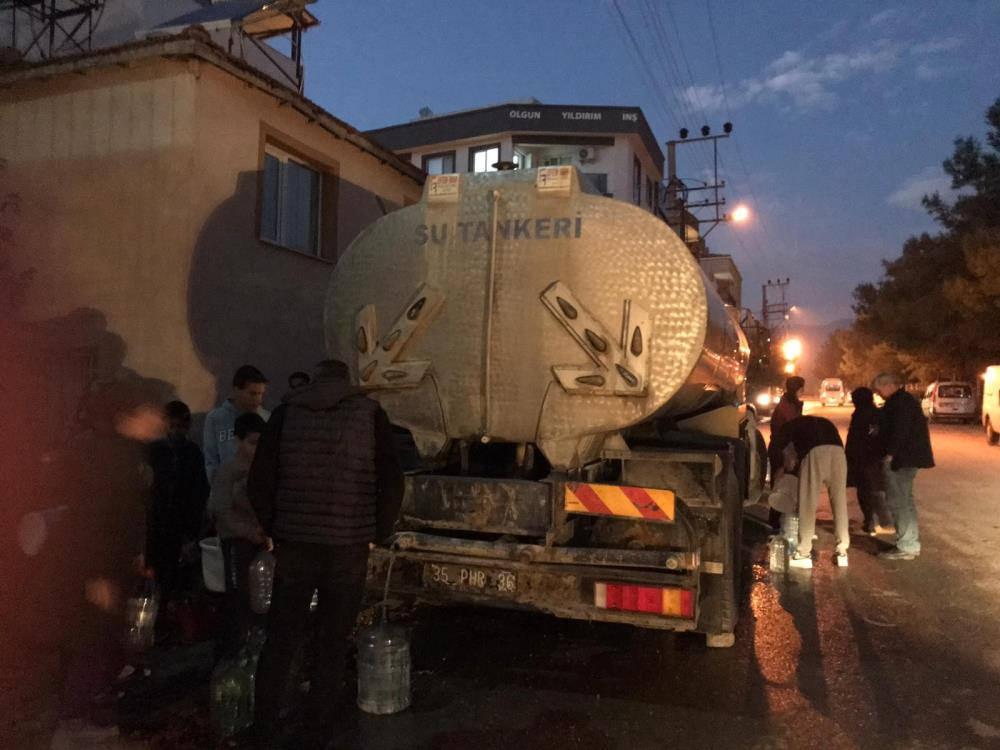 İzmir’in o ilçesinde 3 gündür su çilesi: Tankerler önünde kuyruk