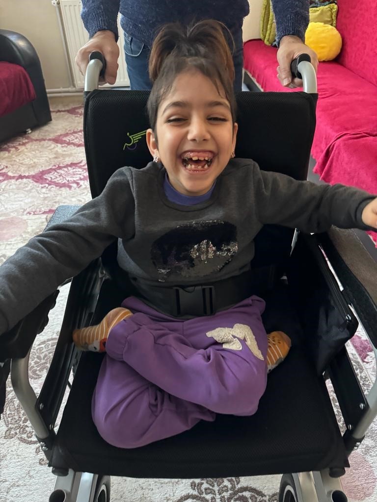 Doğuştan engelli Rabia akülü sandalye ile dışarıya çıkabilecek