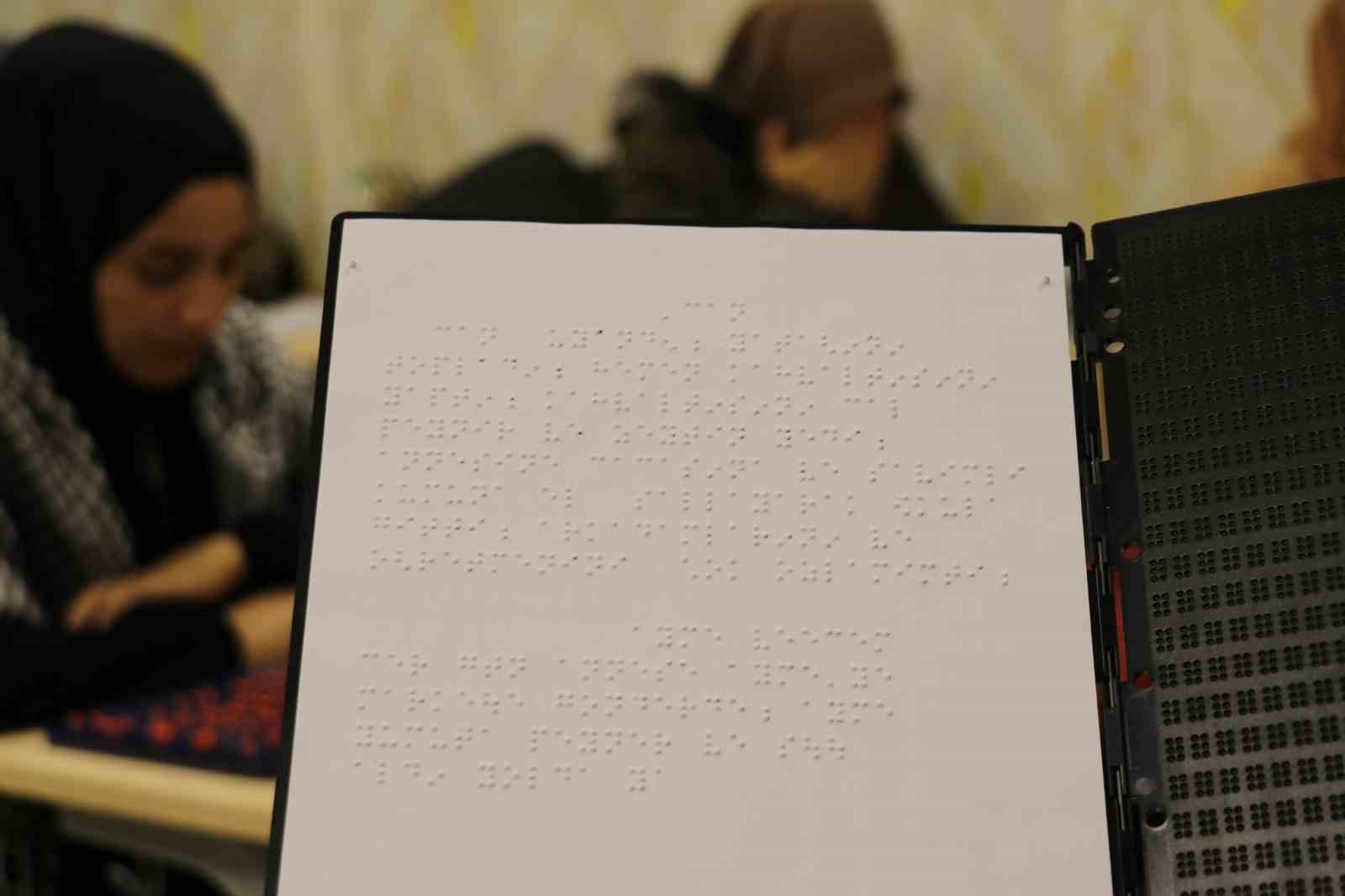 Üniversite öğrencileri görme engelliler için Braille yazı sistemini öğreniyor
