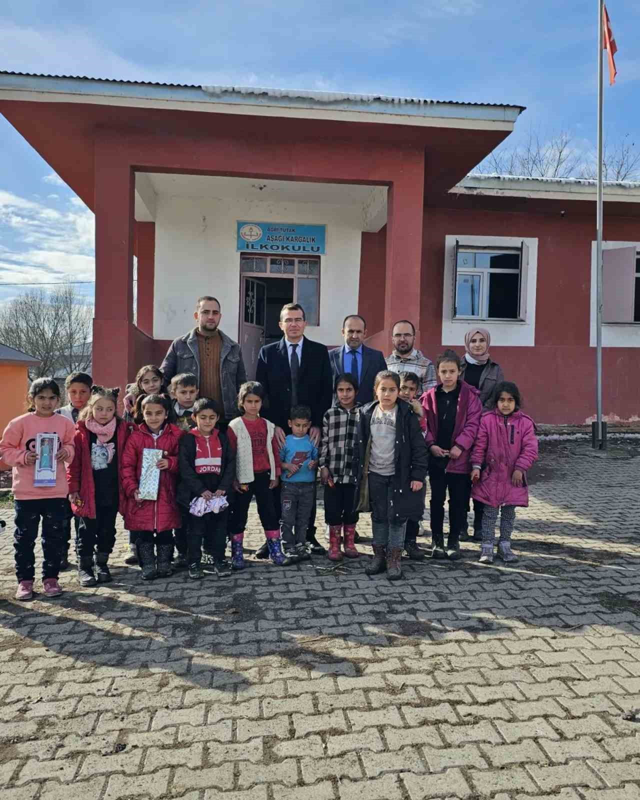 Tutak Kaymakamı Adıbelli, köy okullarını ziyaret etti
