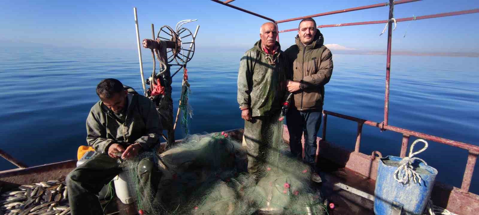 Vanlı balıkçıların dondurucu soğukta zorlu ekmek mücadelesi