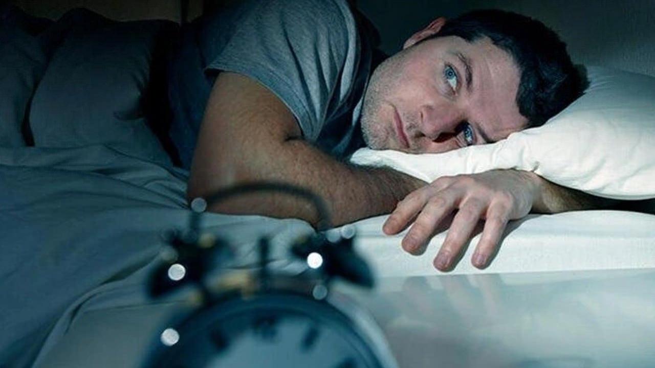 Uyku probleminin temel nedeni: Gece uyku arasında bunu sakın yapmayın!