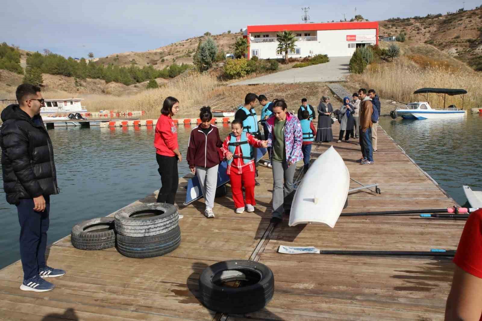 Down sendromlu çocuklar ilk kez tekneye binip kürek çekti