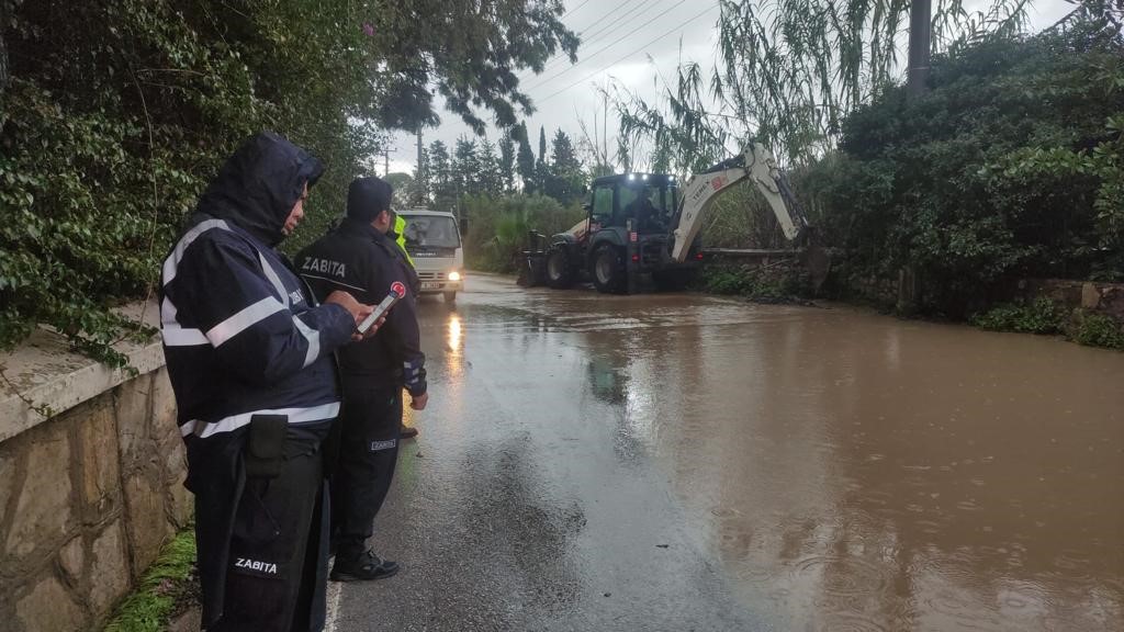Bodrum’da belediye ekipleri yağmur mesaisinde