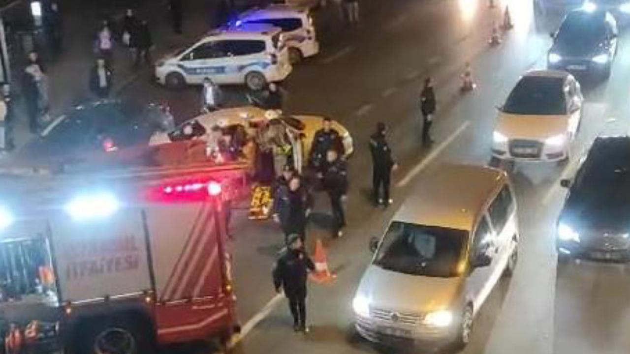 Kadıköy'de İETT otobüsü ve 4 araç zincirleme kaza yaptı: Yaralılar var!