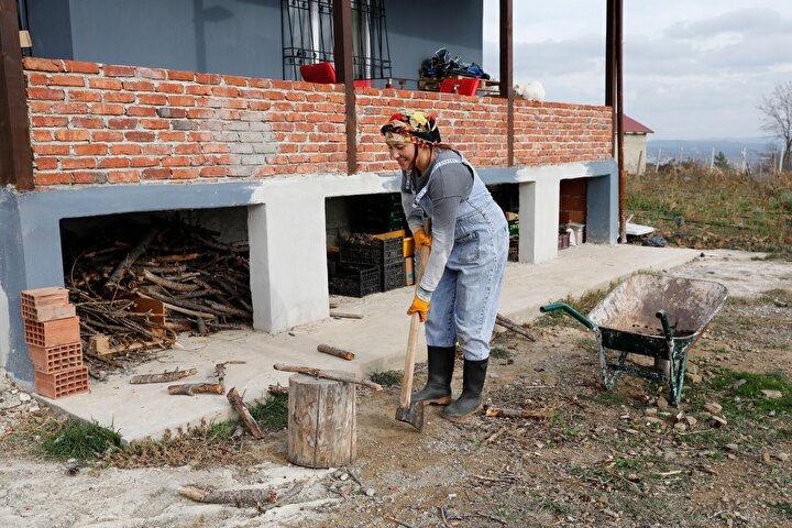 43 yaşındaki Birsen, Samsun'da çilek ve aronya yetiştirmeye başladı