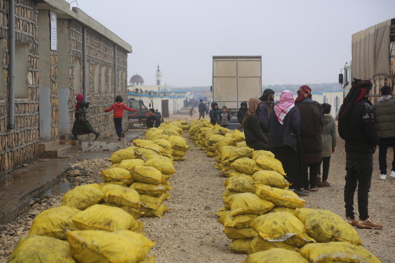 İHH, Suriye'de iç savaş mağduru ailelere kömür dağıttı