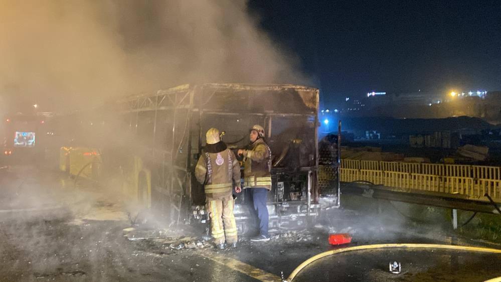 İstanbul'da yine facidan dönüldü: Seyir halinde yanan İETT otobüsü küle döndü!