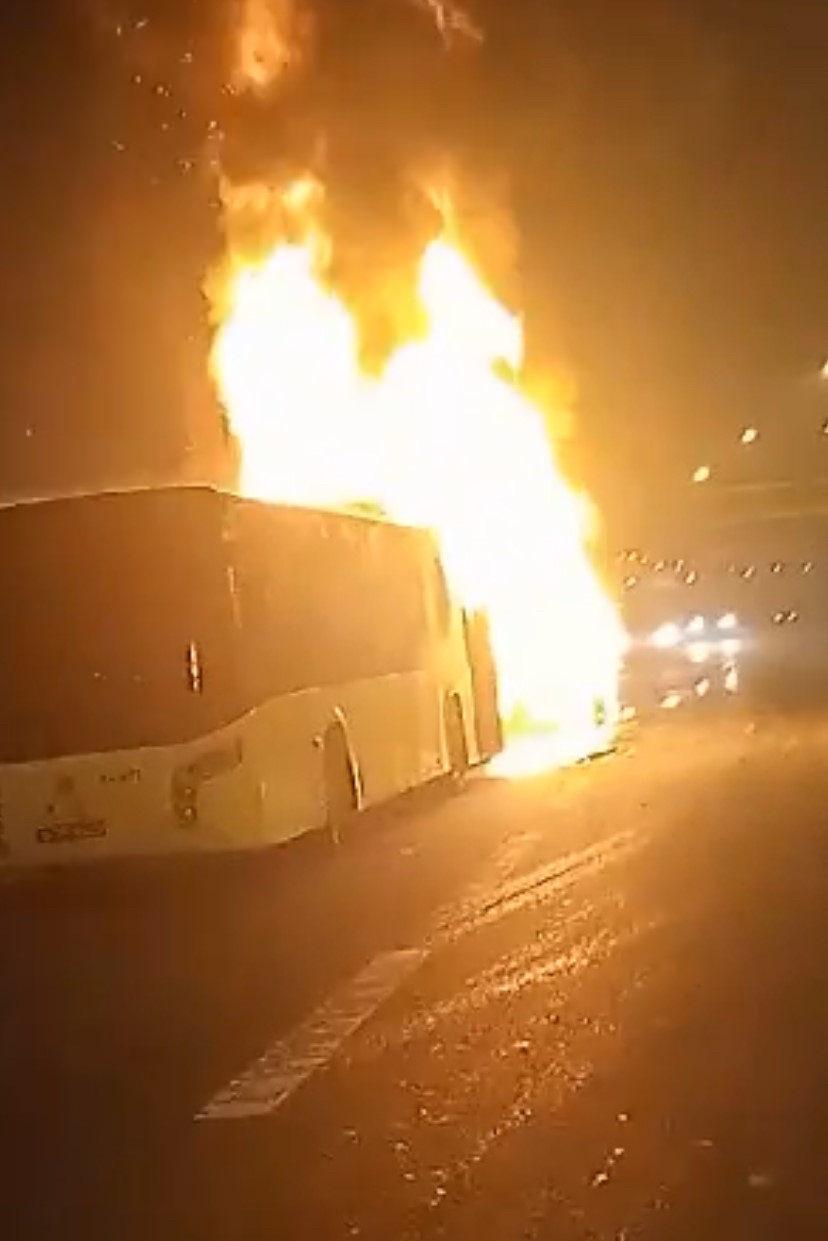 İstanbul'da yine facidan dönüldü: Seyir halinde yanan İETT otobüsü küle döndü!
