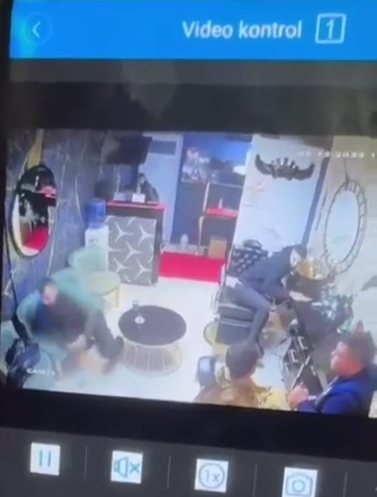 İzmir’de berber dükkanındaki şahsa silahlı saldırı kamerada