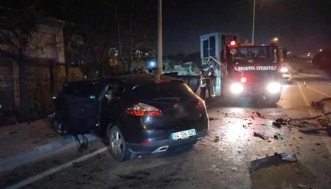 Sancaktepe’de makas atan araç refüje çarparak durabildi: 1 ağır yaralı