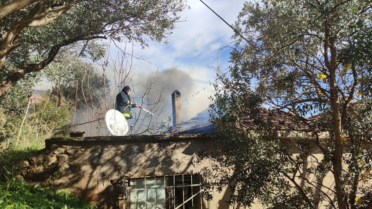 Yangın paniği: Anne ile 5 çocuğunu komşuları kurtardı