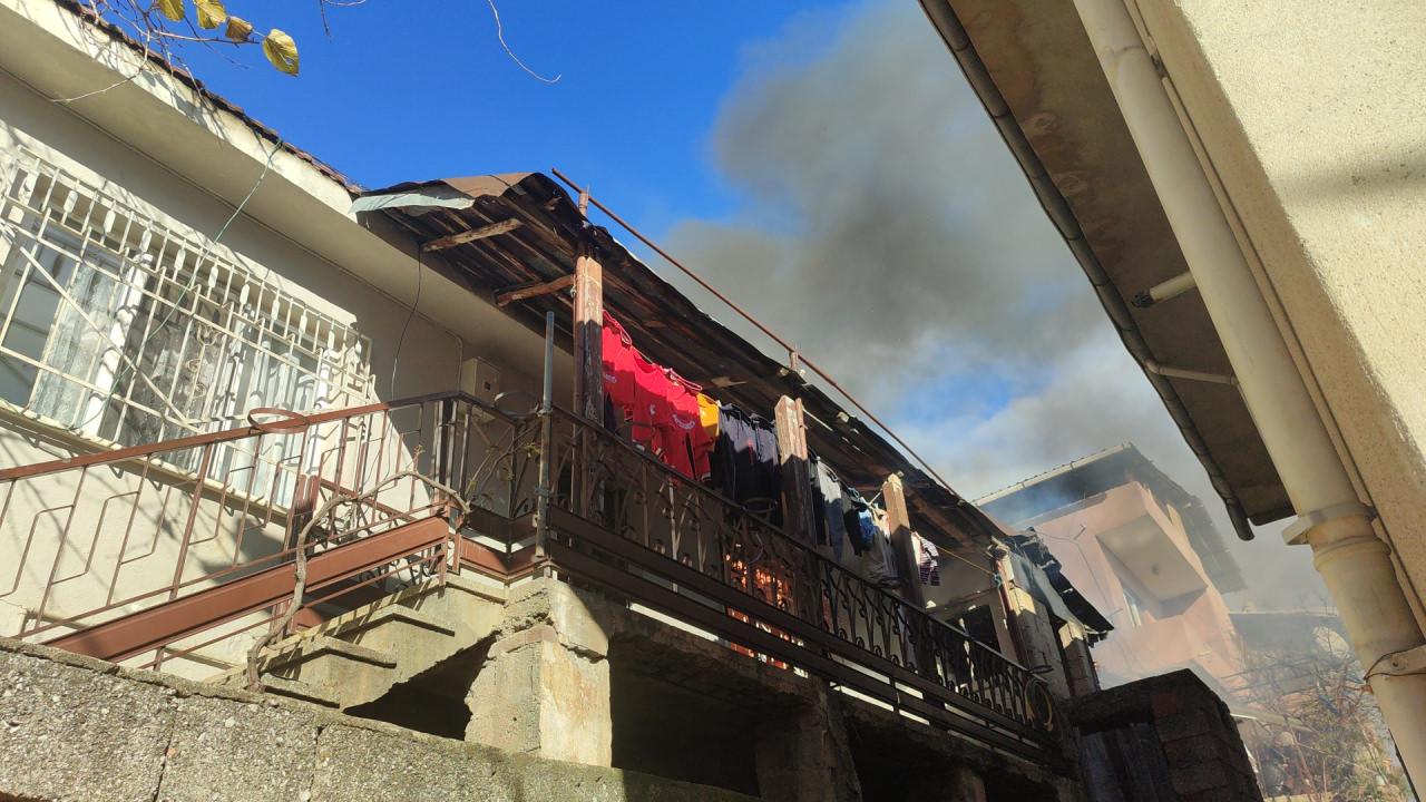 Yangın paniği: Anne ile 5 çocuğunu komşuları kurtardı